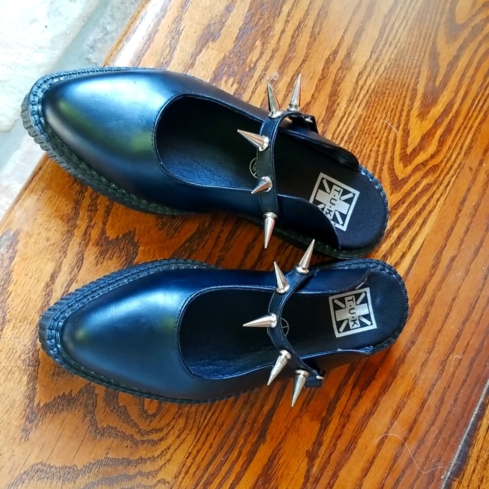 T.U.K SANDALS